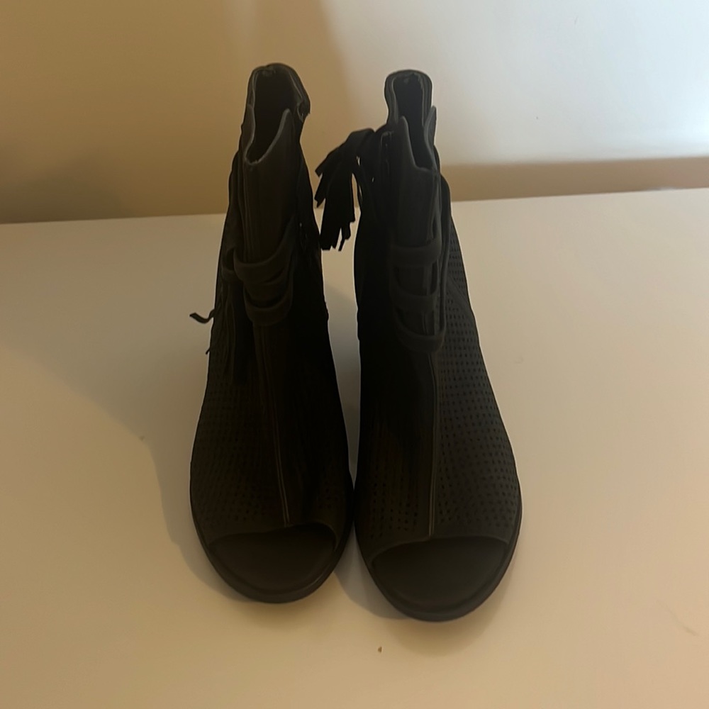 Black shoes size 9 with zippers on the side with a tassels brand new